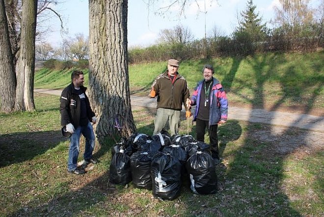 Wiosenne sprzątanie z PZW Narew 38 [12.04.2014] - zdjęcie #8 - eOstroleka.pl