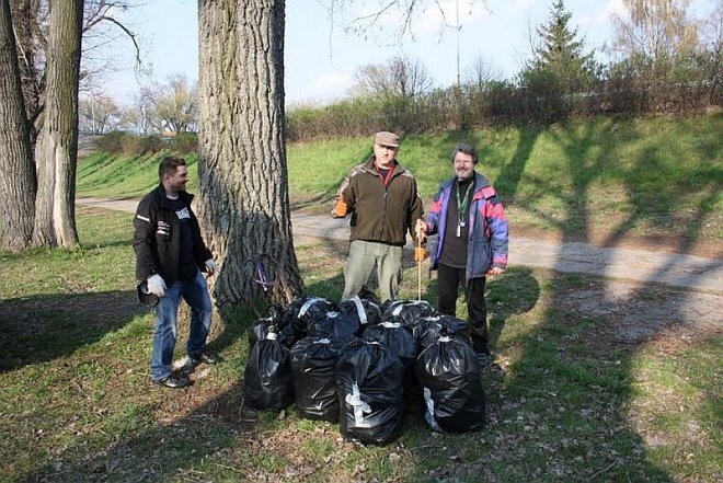 Wiosenne sprzątanie z PZW Narew 38 [12.04.2014] - zdjęcie #19 - eOstroleka.pl
