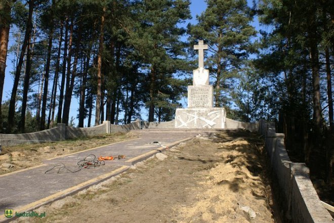 Trwa renowacja pomnika Szwedzkiego w Kadzidle [15.04.2014] - zdjęcie #1 - eOstroleka.pl