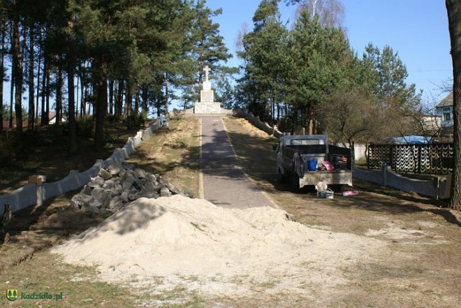 Trwa renowacja pomnika Szwedzkiego w Kadzidle [15.04.2014] - zdjęcie #8 - eOstroleka.pl
