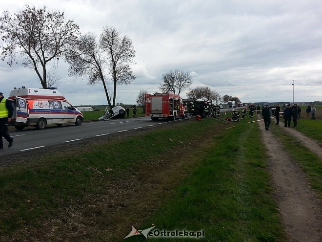 Wypadek w Ponikwi: Czołowe zderzenie ciężarówki i osobowego renault. DK-60 zablokowana [16.04.2014] - zdjęcie #1 - eOstroleka.pl