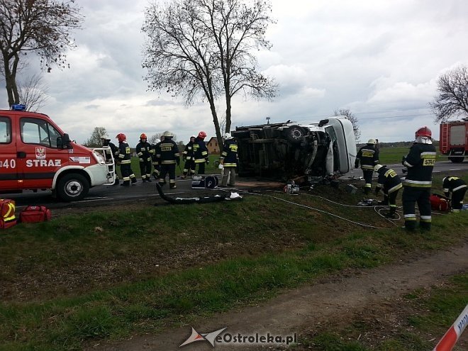 Wypadek w Ponikwi: Czołowe zderzenie ciężarówki i osobowego renault. DK-60 zablokowana [16.04.2014] - zdjęcie #2 - eOstroleka.pl