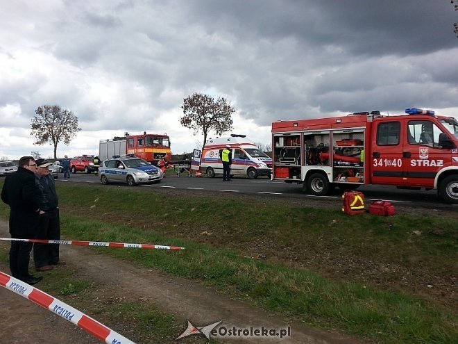 Wypadek w Ponikwi: Czołowe zderzenie ciężarówki i osobowego renault. DK-60 zablokowana [16.04.2014] - zdjęcie #3 - eOstroleka.pl