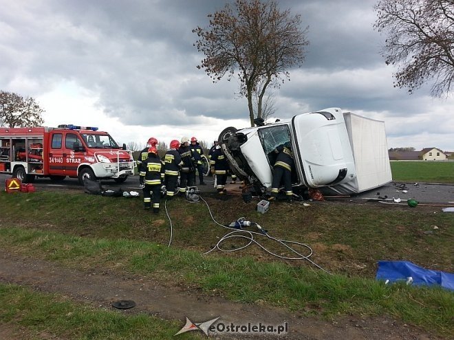 Wypadek w Ponikwi: Czołowe zderzenie ciężarówki i osobowego renault. DK-60 zablokowana [16.04.2014] - zdjęcie #4 - eOstroleka.pl