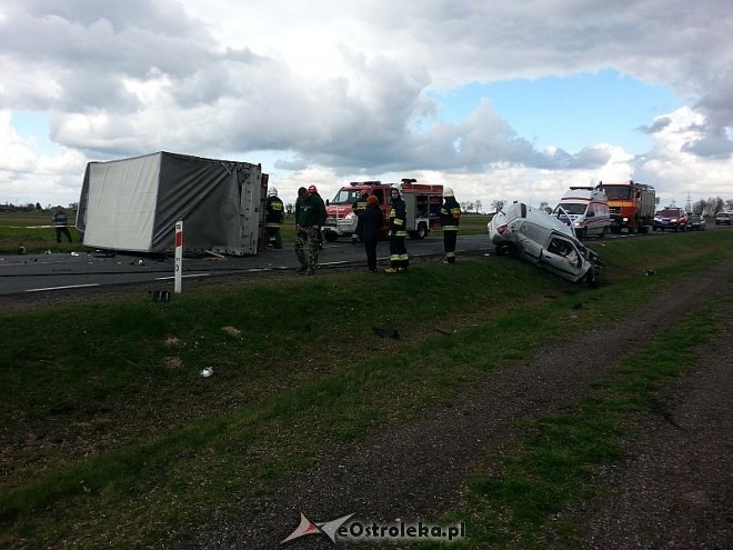 Wypadek w Ponikwi: Czołowe zderzenie ciężarówki i osobowego renault. DK-60 zablokowana [16.04.2014] - zdjęcie #5 - eOstroleka.pl