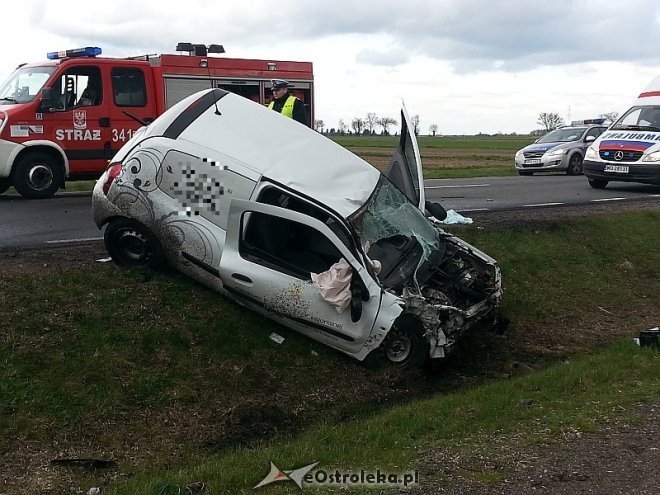 Wypadek w Ponikwi: Czołowe zderzenie ciężarówki i osobowego renault. DK-60 zablokowana [16.04.2014] - zdjęcie #6 - eOstroleka.pl