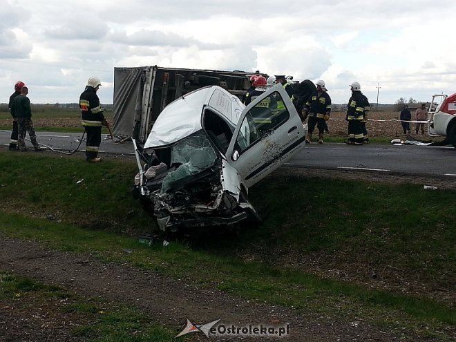 Wypadek w Ponikwi: Czołowe zderzenie ciężarówki i osobowego renault. DK-60 zablokowana [16.04.2014] - zdjęcie #7 - eOstroleka.pl