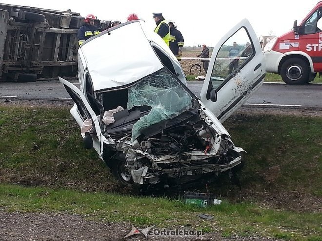 Wypadek w Ponikwi: Czołowe zderzenie ciężarówki i osobowego renault. DK-60 zablokowana [16.04.2014] - zdjęcie #8 - eOstroleka.pl