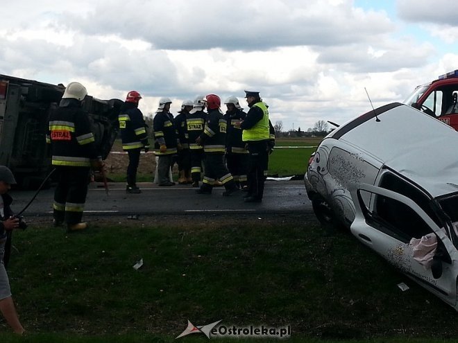 Wypadek w Ponikwi: Czołowe zderzenie ciężarówki i osobowego renault. DK-60 zablokowana [16.04.2014] - zdjęcie #9 - eOstroleka.pl