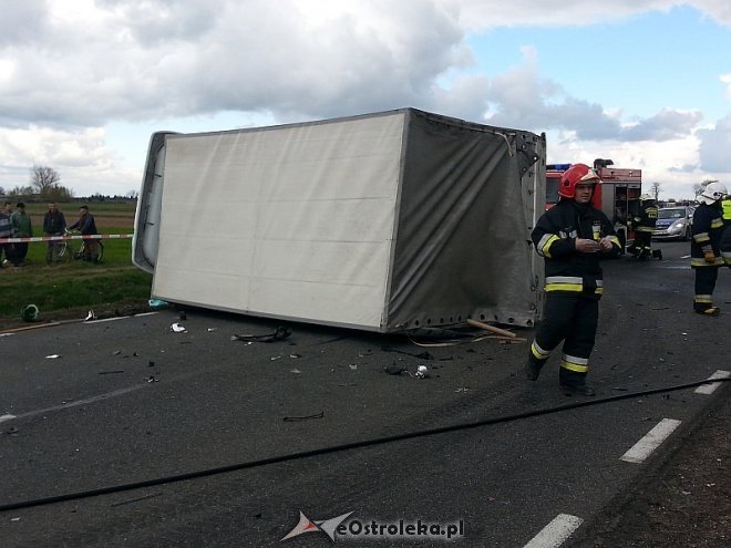 Wypadek w Ponikwi: Czołowe zderzenie ciężarówki i osobowego renault. DK-60 zablokowana [16.04.2014] - zdjęcie #10 - eOstroleka.pl
