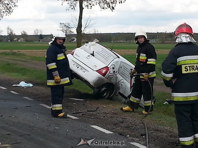 Wypadek w Ponikwi: Czołowe zderzenie ciężarówki i osobowego renault. DK-60 zablokowana [16.04.2014] - zdjęcie #11 - eOstroleka.pl