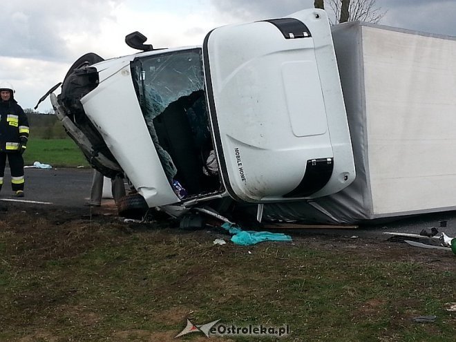 Wypadek w Ponikwi: Czołowe zderzenie ciężarówki i osobowego renault. DK-60 zablokowana [16.04.2014] - zdjęcie #12 - eOstroleka.pl