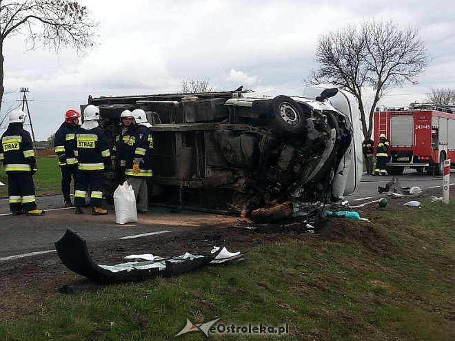 Wypadek w Ponikwi: Czołowe zderzenie ciężarówki i osobowego renault. DK-60 zablokowana [16.04.2014] - zdjęcie #16 - eOstroleka.pl