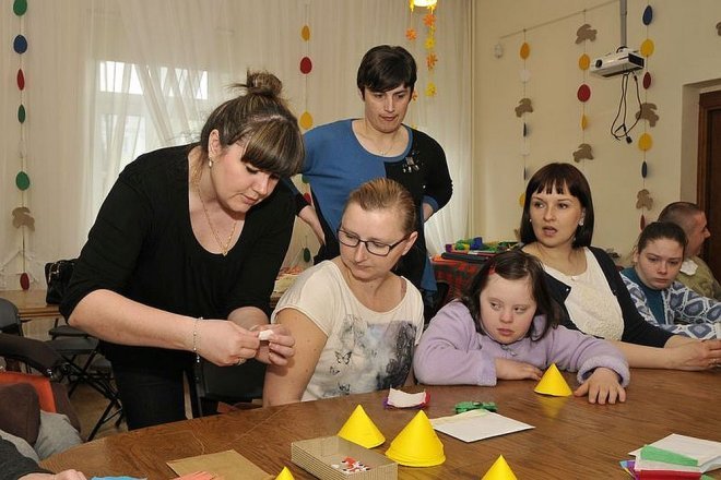 Uczniowie z „Kolorowej Szkoły” z wizytą w Muzeum Kultury Kurpiowskiej [17.04.2014] - zdjęcie #1 - eOstroleka.pl