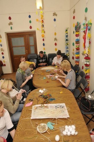 Uczniowie z „Kolorowej Szkoły” z wizytą w Muzeum Kultury Kurpiowskiej [17.04.2014] - zdjęcie #7 - eOstroleka.pl