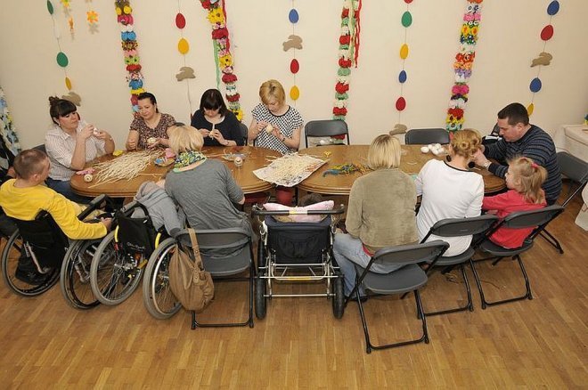 Uczniowie z „Kolorowej Szkoły” z wizytą w Muzeum Kultury Kurpiowskiej [17.04.2014] - zdjęcie #10 - eOstroleka.pl