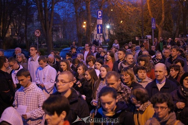 Wielki Piątek: Droga krzyżowa ulicami miasta [18.04.2014] - zdjęcie #39 - eOstroleka.pl
