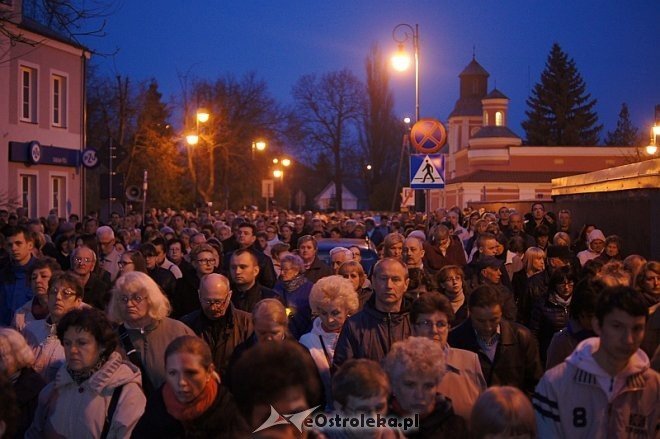 Wielki Piątek: Droga krzyżowa ulicami miasta [18.04.2014] - zdjęcie #40 - eOstroleka.pl