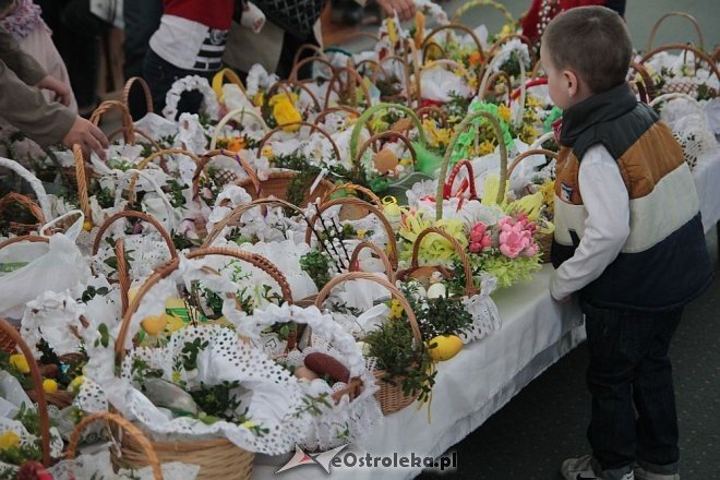 Koszyczki wielkanocne w ostrołęckich kościołach [19.04.2014] - zdjęcie #49 - eOstroleka.pl