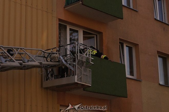 Interwencja Straży Pożarnej w bloku przy ul. Sygietyńskiego [23.04.2014] - zdjęcie #1 - eOstroleka.pl