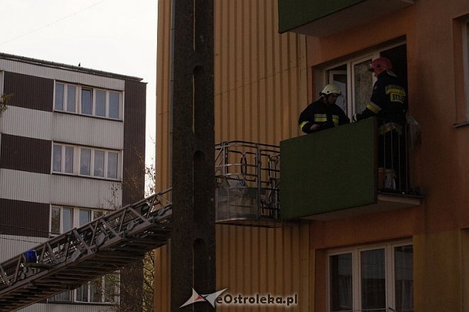 Interwencja Straży Pożarnej w bloku przy ul. Sygietyńskiego [23.04.2014] - zdjęcie #3 - eOstroleka.pl
