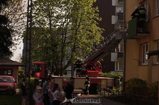 Interwencja Straży Pożarnej w bloku przy ul. Sygietyńskiego [23.04.2014] - zdjęcie #8 - eOstroleka.pl