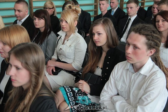Zakończenie roku szkolnego klas maturalnych w ZSZ nr 2 [ZDJĘCIA] - zdjęcie #42 - eOstroleka.pl