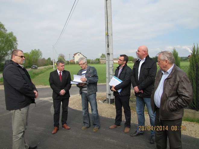 Odbiór przebudowanych dróg gminnych [29.04.2014] - zdjęcie #1 - eOstroleka.pl