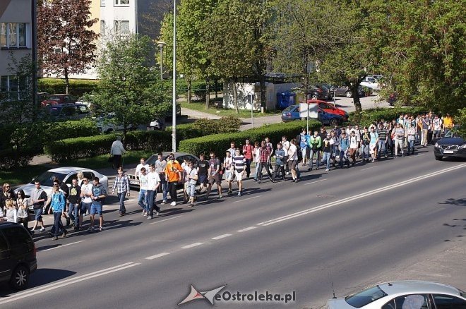 Pieszy rajd uczniów ZSZ nr 1 w Ostrołęce [30.04.2014] - zdjęcie #12 - eOstroleka.pl