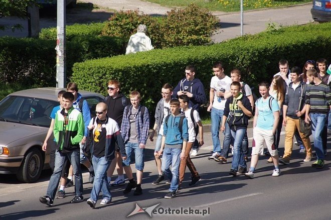 Pieszy rajd uczniów ZSZ nr 1 w Ostrołęce [30.04.2014] - zdjęcie #9 - eOstroleka.pl