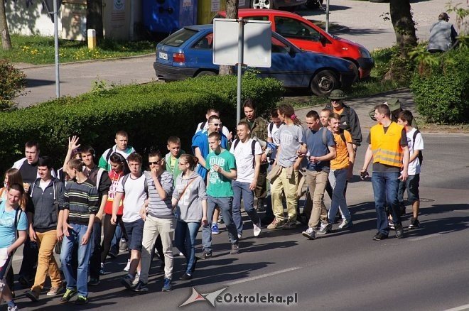 Pieszy rajd uczniów ZSZ nr 1 w Ostrołęce [30.04.2014] - zdjęcie #8 - eOstroleka.pl