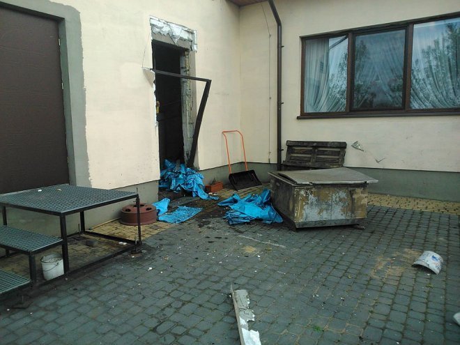 Czerwin: Wybuch pieca zniszczył kilka ścian w budynku mieszkalnym [01.05.2014] - zdjęcie #1 - eOstroleka.pl