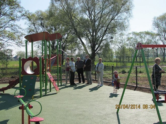 Nowy plac zabaw w Rzekuniu [02.05.2014] - zdjęcie #12 - eOstroleka.pl