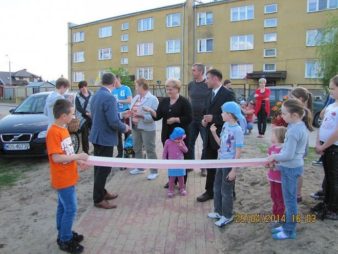 Nowy plac zabaw w Rzekuniu [02.05.2014] - zdjęcie #7 - eOstroleka.pl