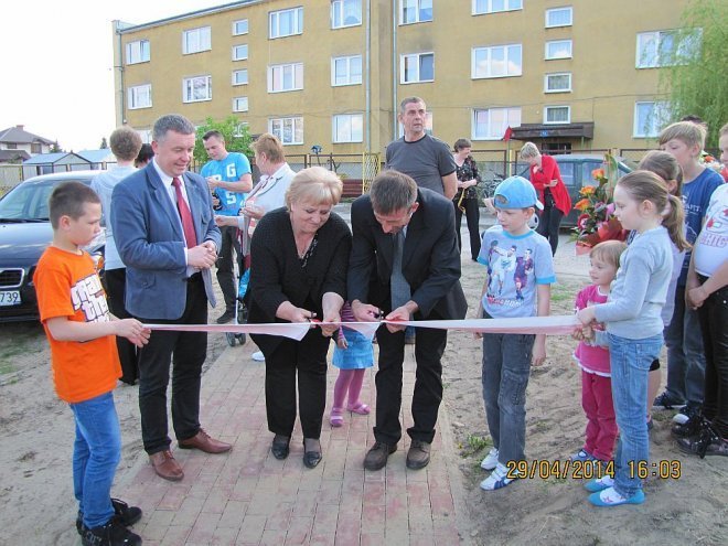 Nowy plac zabaw w Rzekuniu [02.05.2014] - zdjęcie #6 - eOstroleka.pl