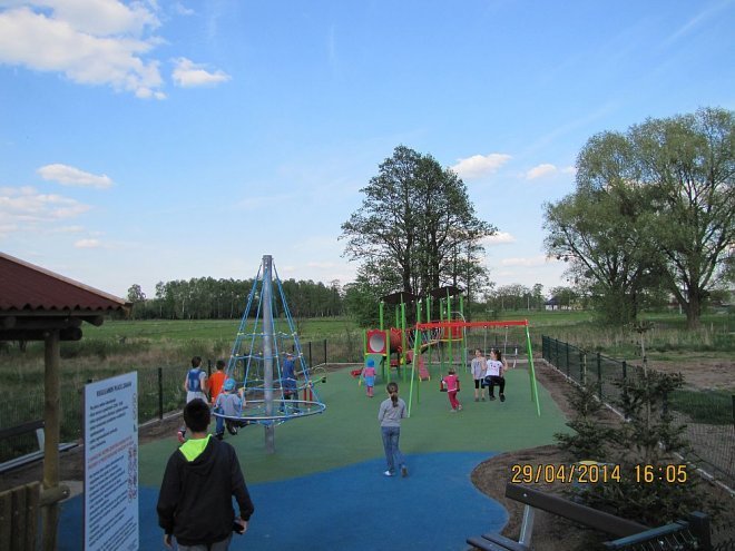 Nowy plac zabaw w Rzekuniu [02.05.2014] - zdjęcie #3 - eOstroleka.pl