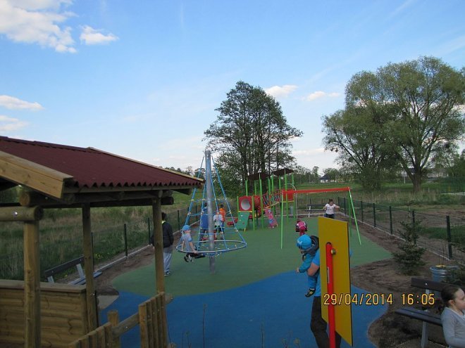 Nowy plac zabaw w Rzekuniu [02.05.2014] - zdjęcie #2 - eOstroleka.pl