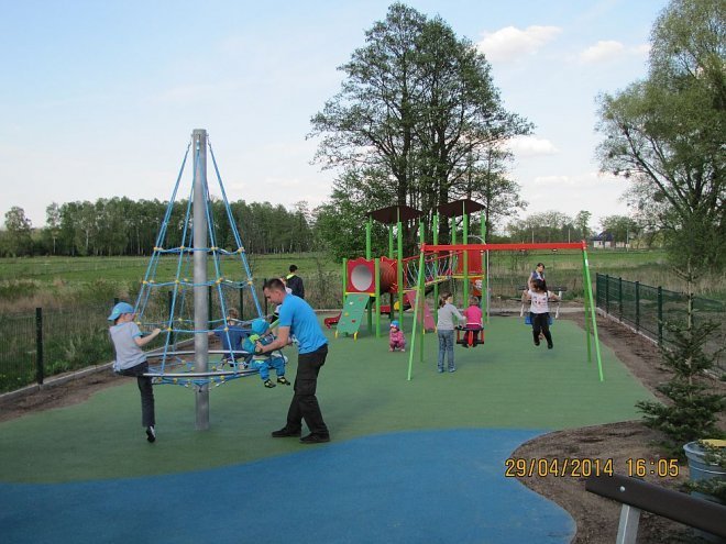 Nowy plac zabaw w Rzekuniu [02.05.2014] - zdjęcie #1 - eOstroleka.pl