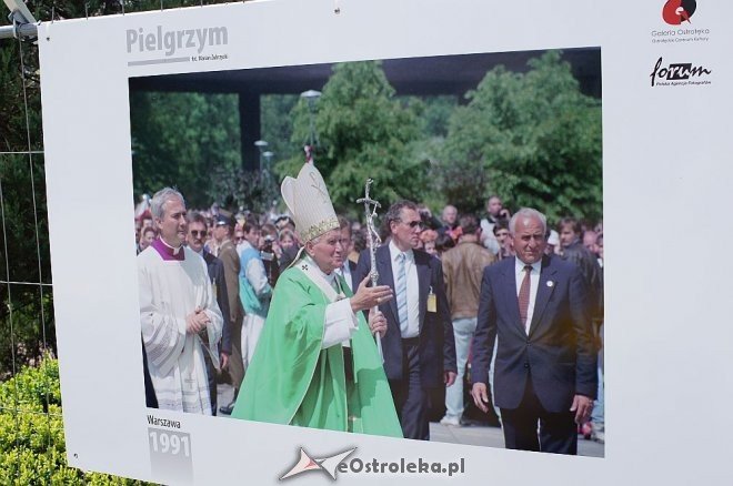 Wystawa zdjęć Mariana Zubrzyckiego poświęcona Janowi Pawłowi II [02.05.2014] - zdjęcie #20 - eOstroleka.pl