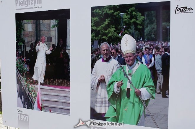 Wystawa zdjęć Mariana Zubrzyckiego poświęcona Janowi Pawłowi II [02.05.2014] - zdjęcie #18 - eOstroleka.pl