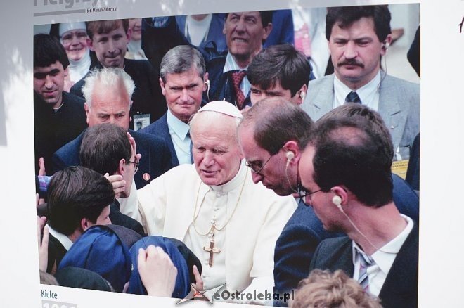 Wystawa zdjęć Mariana Zubrzyckiego poświęcona Janowi Pawłowi II [02.05.2014] - zdjęcie #17 - eOstroleka.pl
