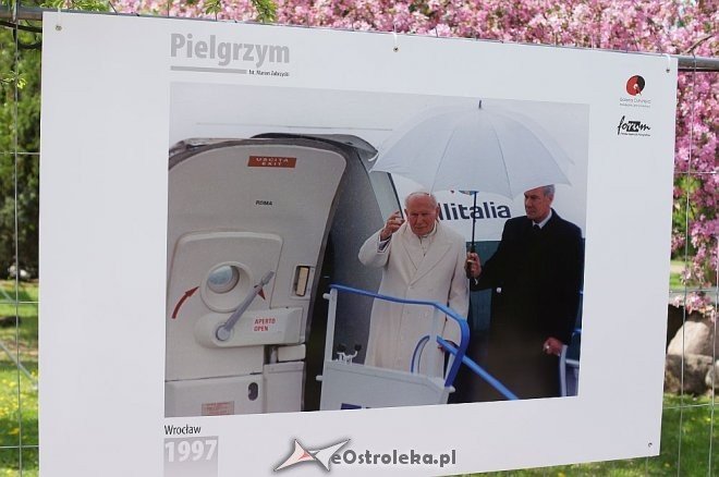 Wystawa zdjęć Mariana Zubrzyckiego poświęcona Janowi Pawłowi II [02.05.2014] - zdjęcie #5 - eOstroleka.pl