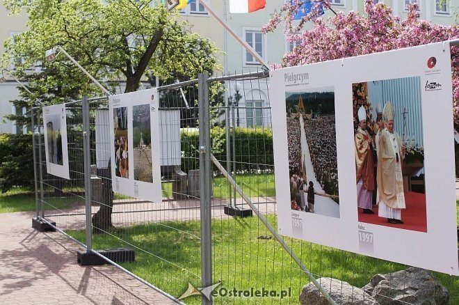 Wystawa zdjęć Mariana Zubrzyckiego poświęcona Janowi Pawłowi II [02.05.2014] - zdjęcie #1 - eOstroleka.pl