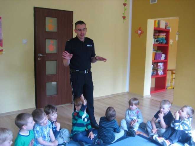 Policjant u przedszkolaków [08.05.2014] - zdjęcie #14 - eOstroleka.pl