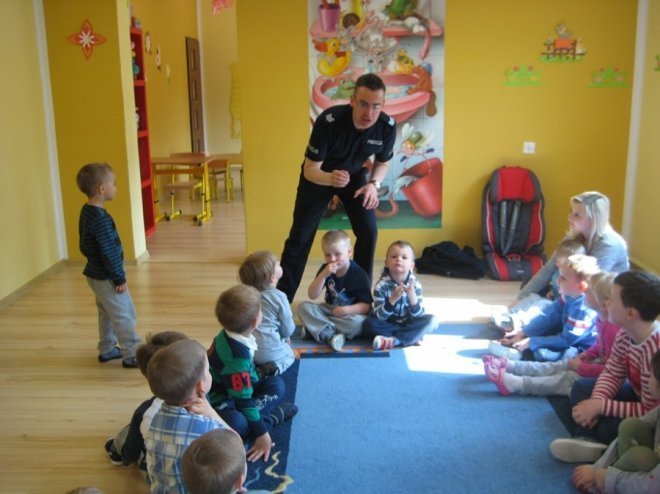 Policjant u przedszkolaków [08.05.2014] - zdjęcie #13 - eOstroleka.pl