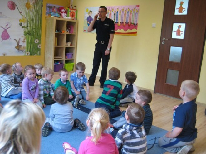 Policjant u przedszkolaków [08.05.2014] - zdjęcie #11 - eOstroleka.pl