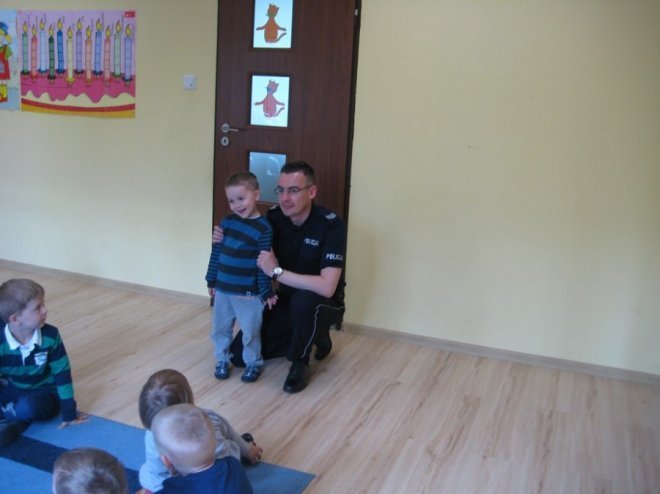 Policjant u przedszkolaków [08.05.2014] - zdjęcie #10 - eOstroleka.pl
