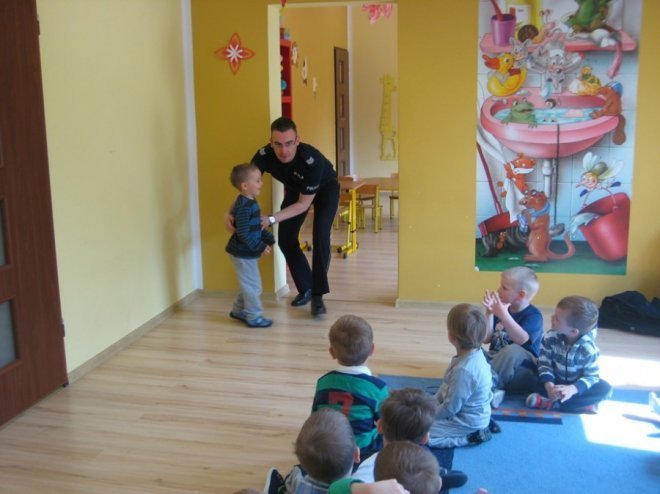 Policjant u przedszkolaków [08.05.2014] - zdjęcie #9 - eOstroleka.pl