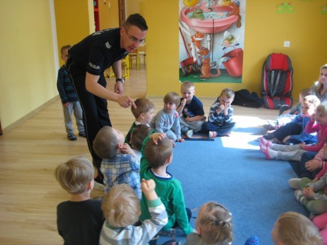 Policjant u przedszkolaków [08.05.2014] - zdjęcie #8 - eOstroleka.pl