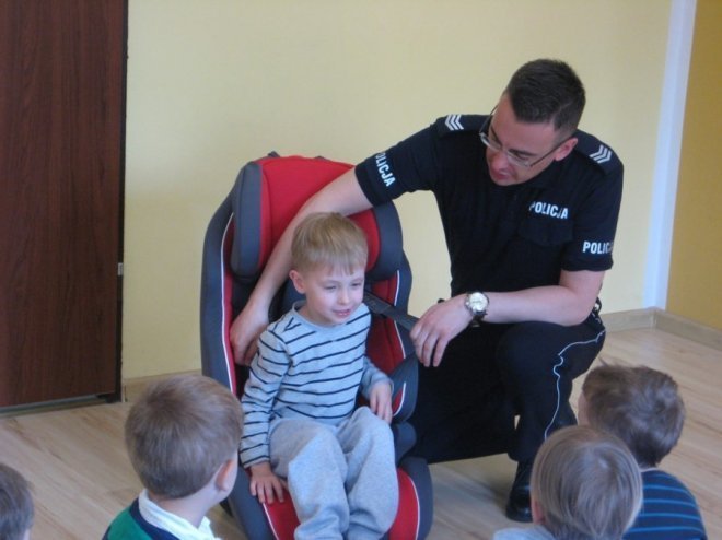 Policjant u przedszkolaków [08.05.2014] - zdjęcie #7 - eOstroleka.pl